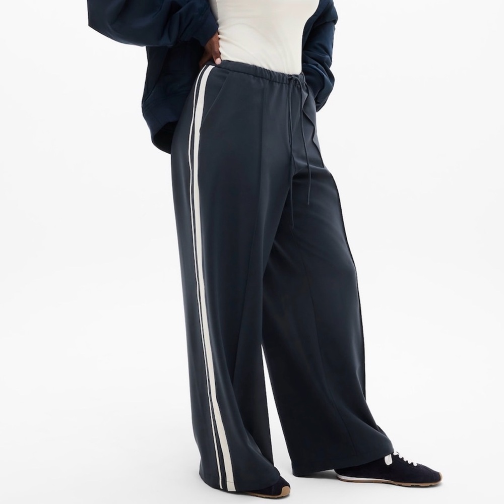 MVP Mid Rise Side Stripe Pant
Color: Eclipse/Bone
Size: XS